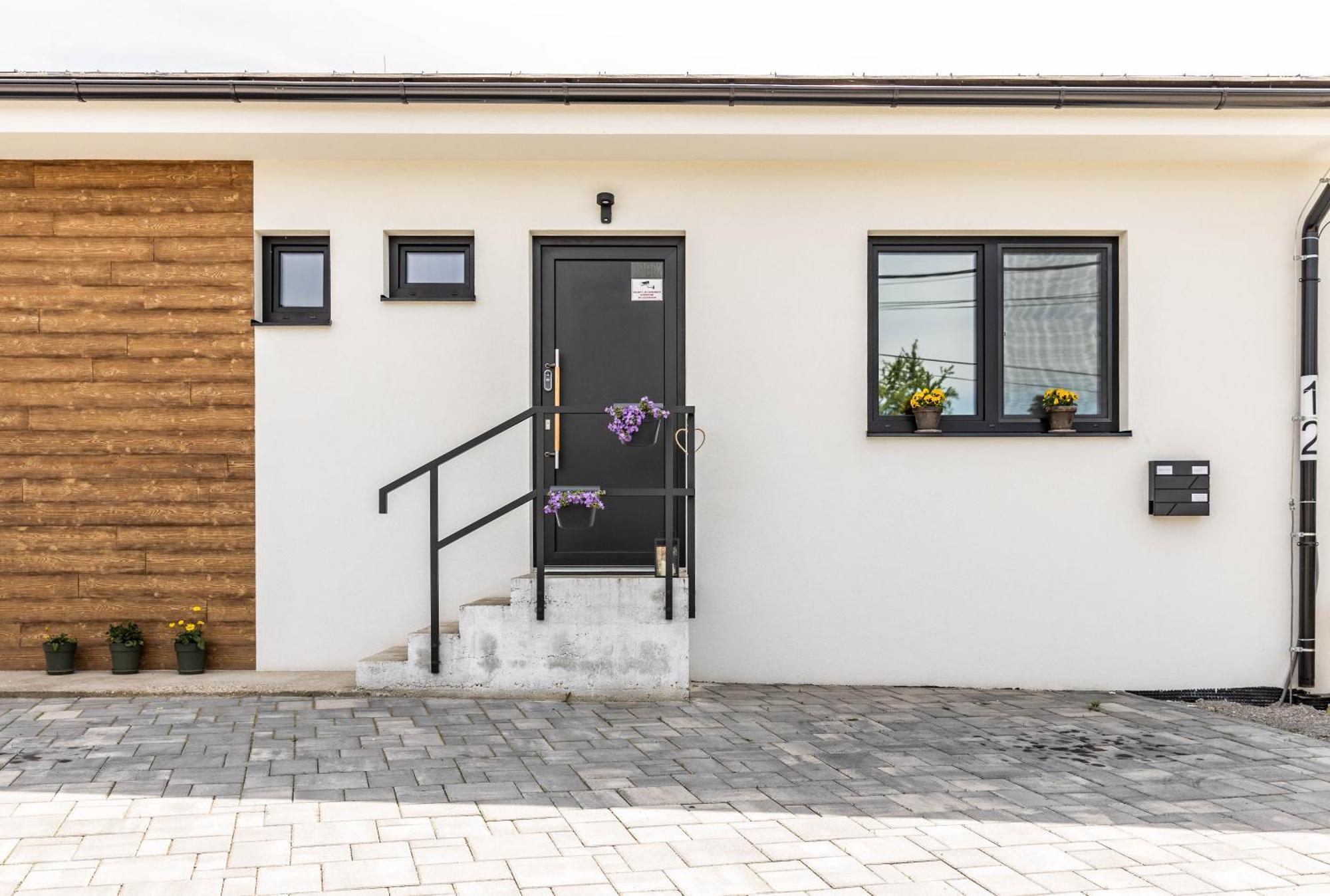Sunny Apartment With Free Parking Zvolen Exterior foto